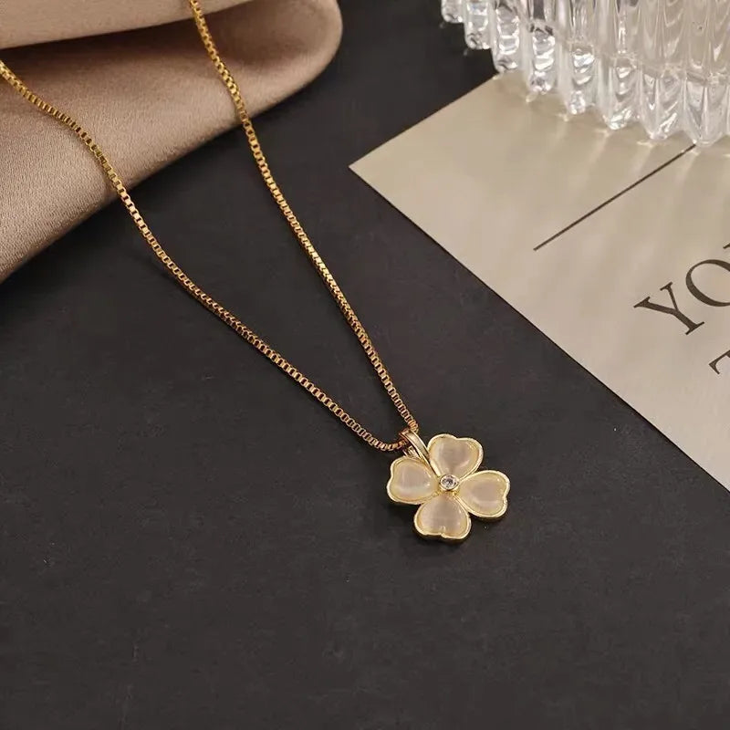 Exquisite Love Beautiful Flower Necklace Fashion Classic Geometric Niche Light Luxury Stainless Steel Clavicle Chain