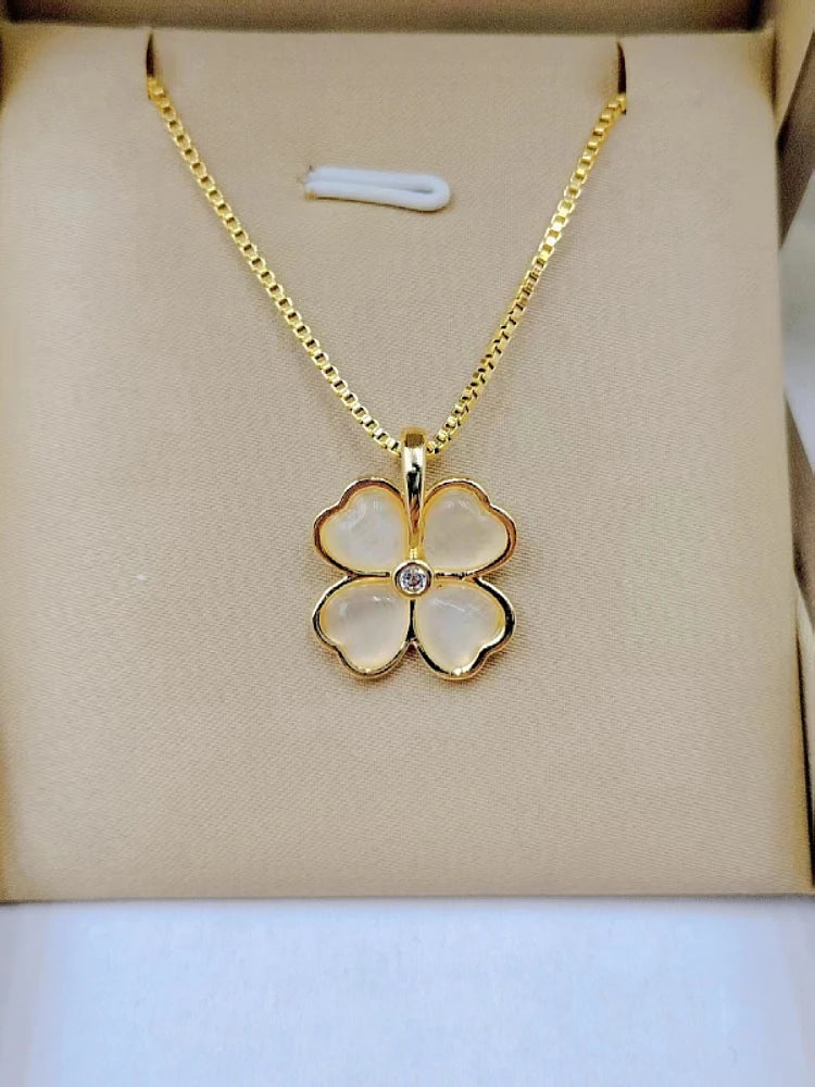 Exquisite Love Beautiful Flower Necklace Fashion Classic Geometric Niche Light Luxury Stainless Steel Clavicle Chain