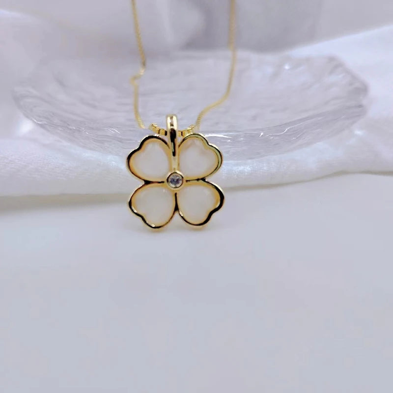 Exquisite Love Beautiful Flower Necklace Fashion Classic Geometric Niche Light Luxury Stainless Steel Clavicle Chain