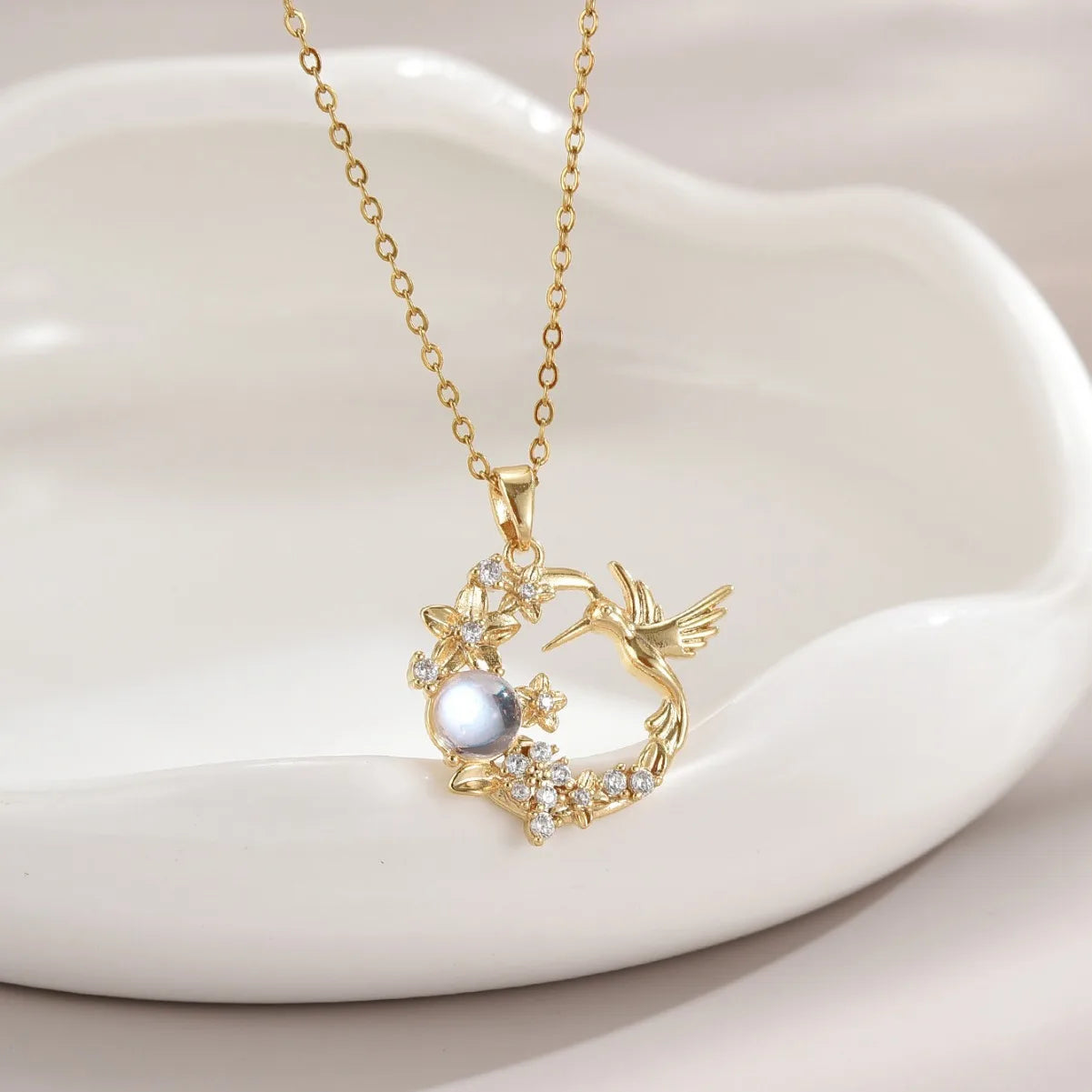 Exquisite Light Luxury Style Hummingbird Flower Bush Round Pendant Necklace Is The First Choice Gift for Family and Friends