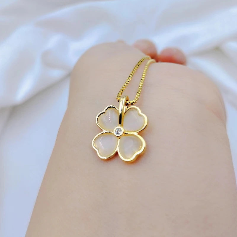 Exquisite Love Beautiful Flower Necklace Fashion Classic Geometric Niche Light Luxury Stainless Steel Clavicle Chain